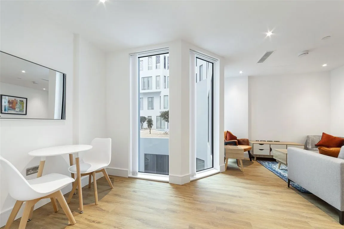 West Gate, Ealing, photo 6