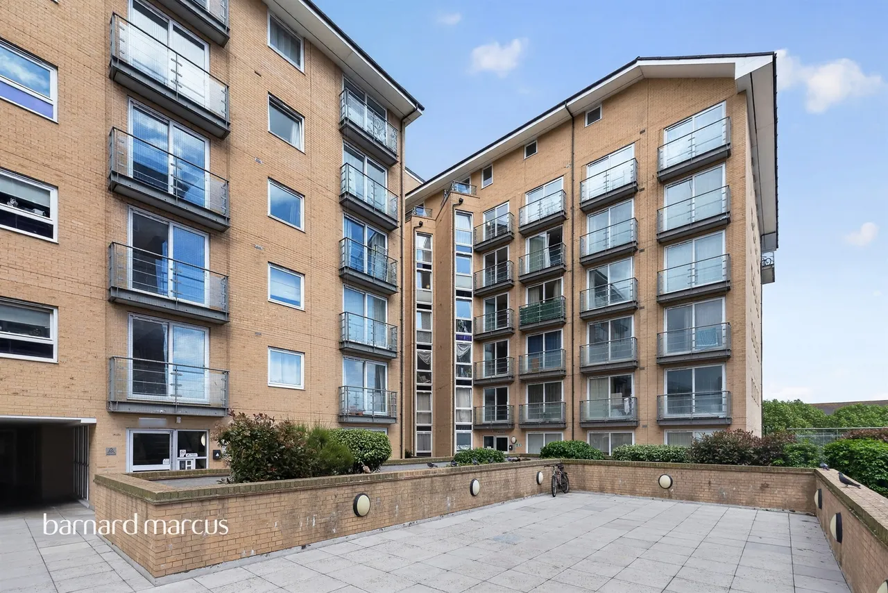 2 bed flat for sale — Bedfont Lane, Feltham