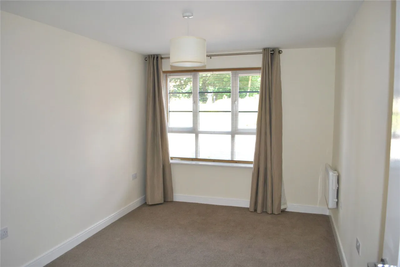 Wallis Square, Farnborough, Hampshire, GU14 7GS, photo 4