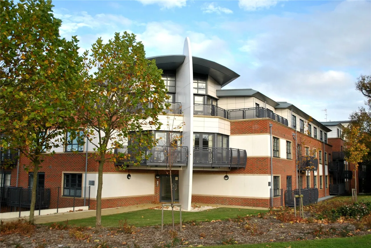 2 bed flat for sale — Wallis Square, Farnborough, Hampshire, GU14 7GS