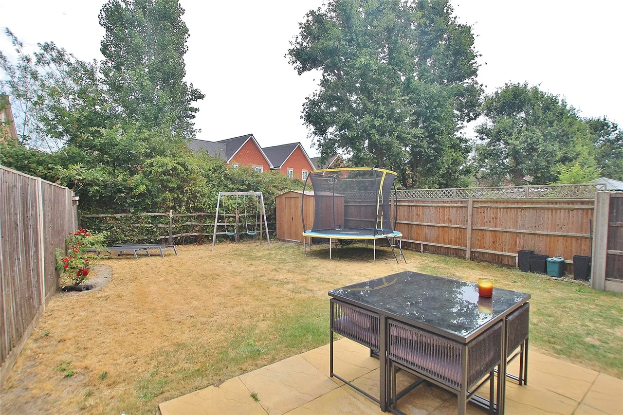 Kings Close, West End, GU24, photo 14