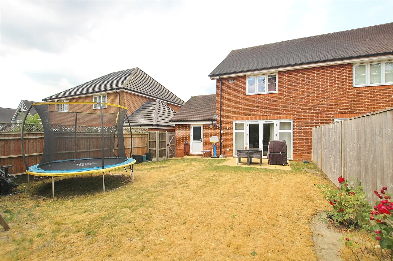 Kings Close, West End, GU24, photo 12
