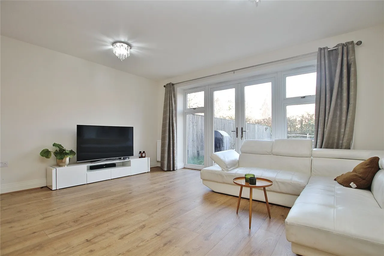 Kings Close, West End, GU24, photo 3