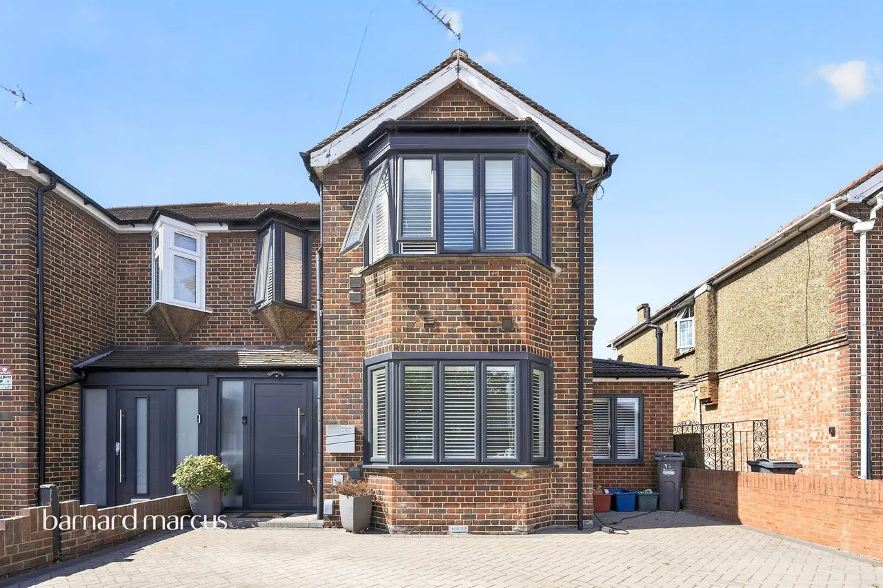 4 bed house for sale — Harlington Road West, Feltham