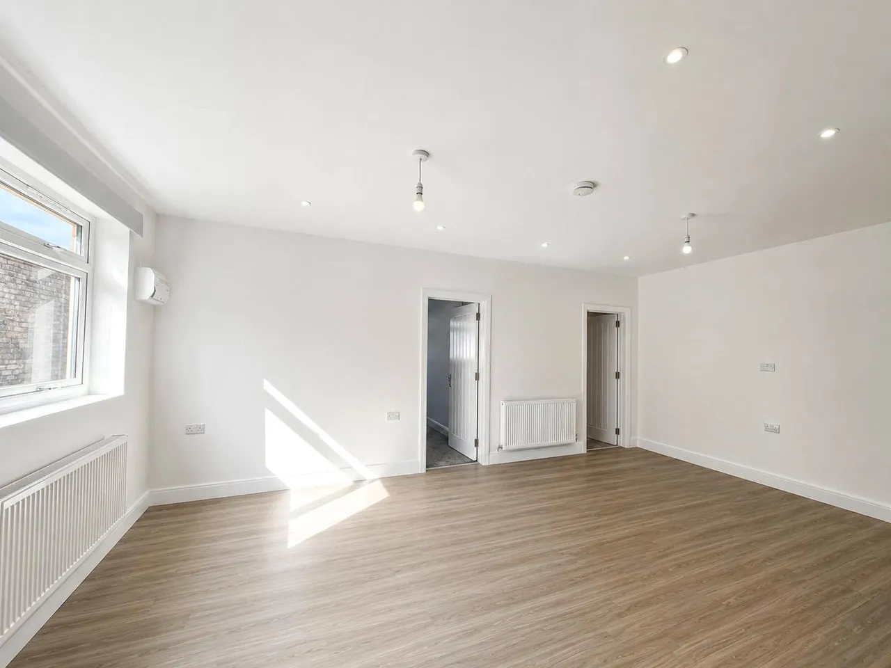 Cove Road, Farnborough, Hampshire, GU14 0EX, photo 2