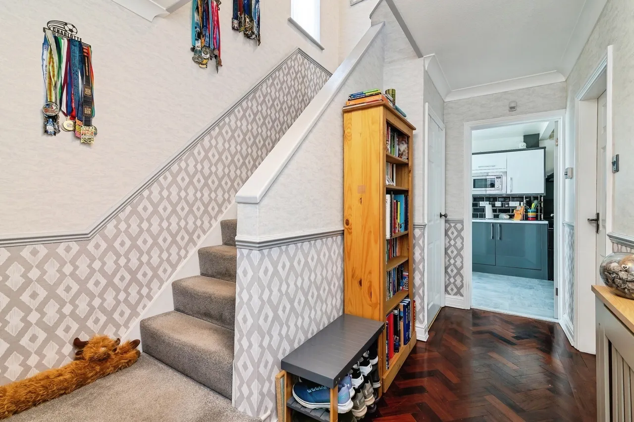 First Avenue, Carlton, Nottingham, Nottinghamshire, NG4, photo 9