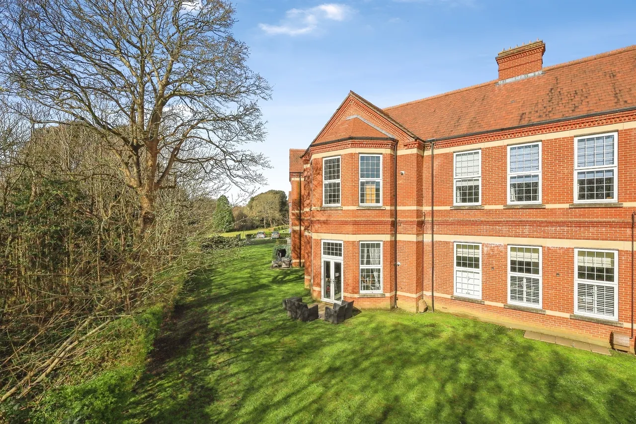 2 bed flat for sale, Luscombe Avenue, Hellingly, BN27
