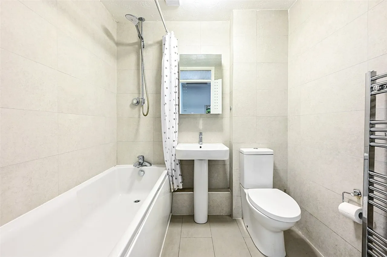 Lambourne Way, Tongham, Farnham, Surrey, GU10 1AB, photo 8
