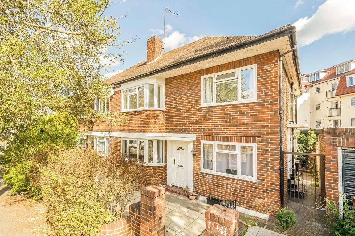 2 bed flat to rent, Grove Crescent, KT1