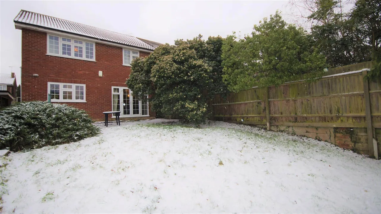 Great Oaks, Chigwell, IG7, photo 2