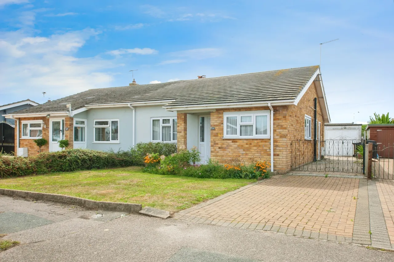 3 bed house for sale — Lymington Avenue, Clacton-On-Sea