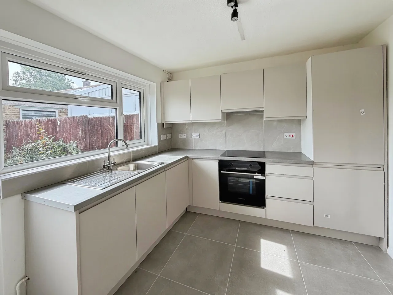 2 bed house to rent, Roman Drive, Peterborough, PE8