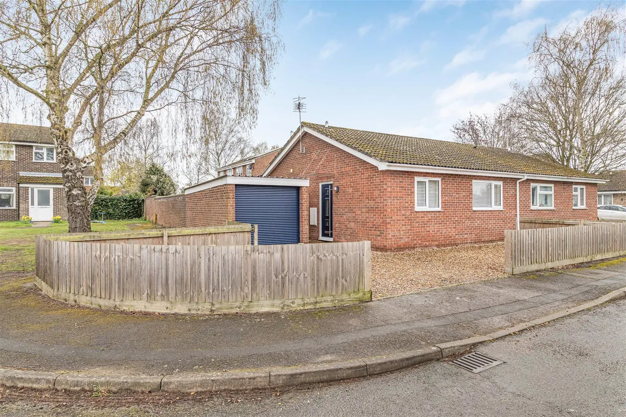 3 bed house for sale, Honeysuckle Close, Red Lodge, IP28