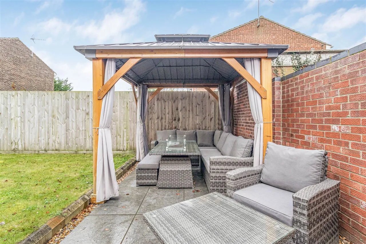 Honeysuckle Close, Red Lodge, IP28, photo 16