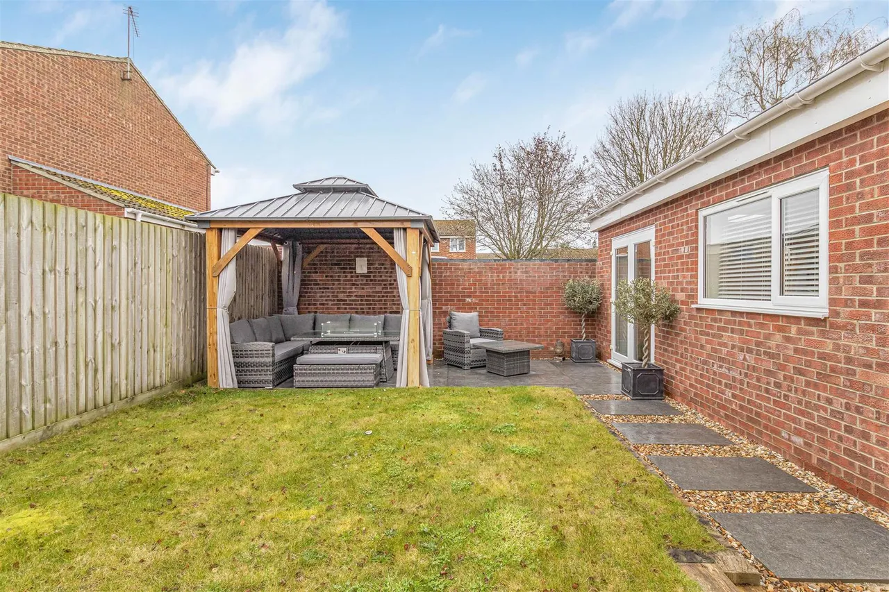 Honeysuckle Close, Red Lodge, IP28, photo 13