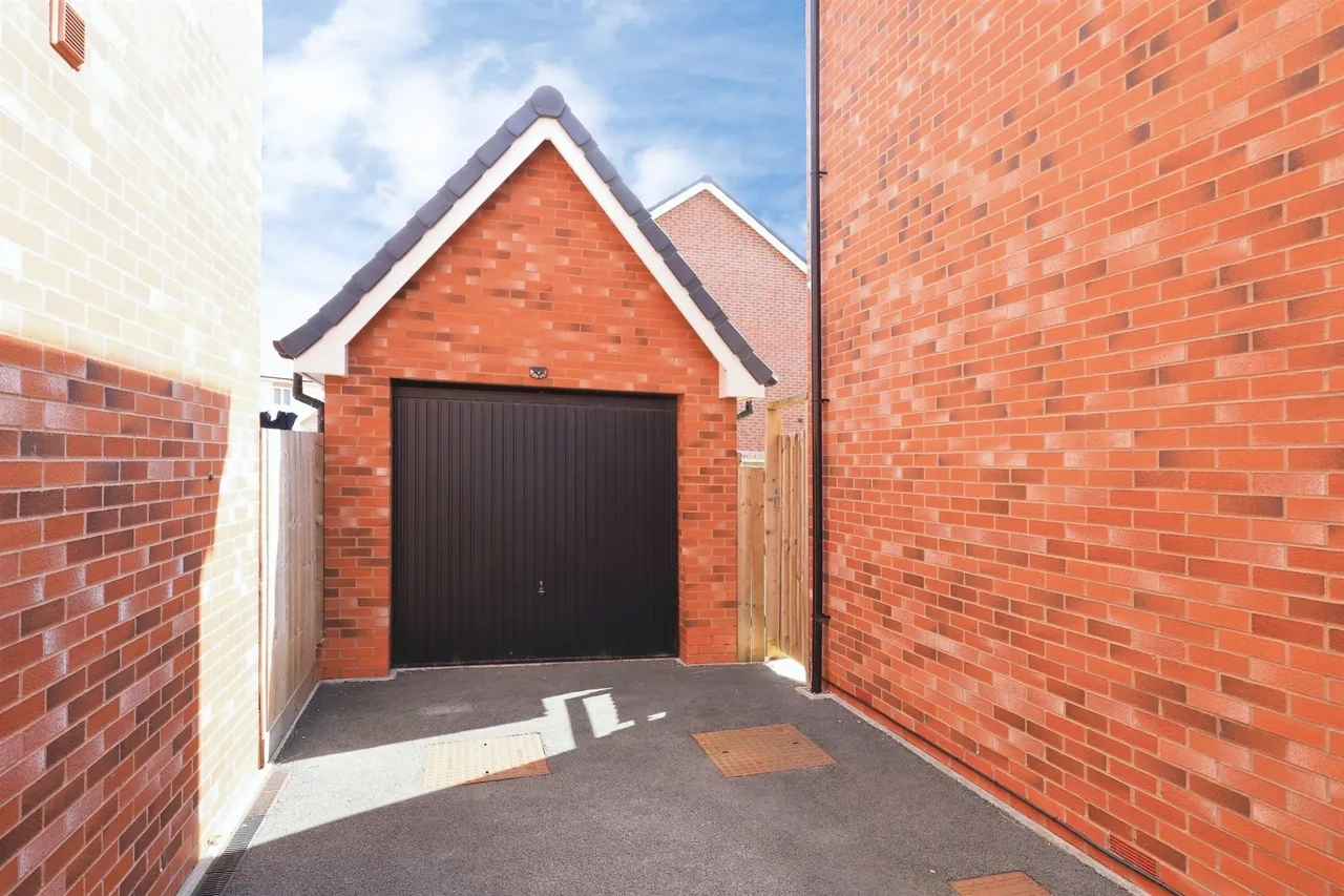 Hornbeam Way, Essington, WV11, photo 2