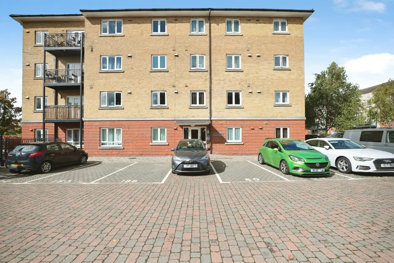 2 bed flat for sale, Tadros Court, High Wycombe, HP13