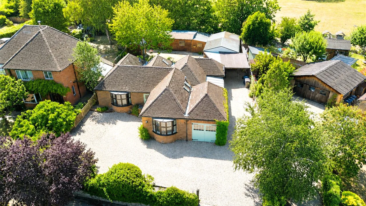 4 bed house for sale, Tongham Road, Runfold, GU10