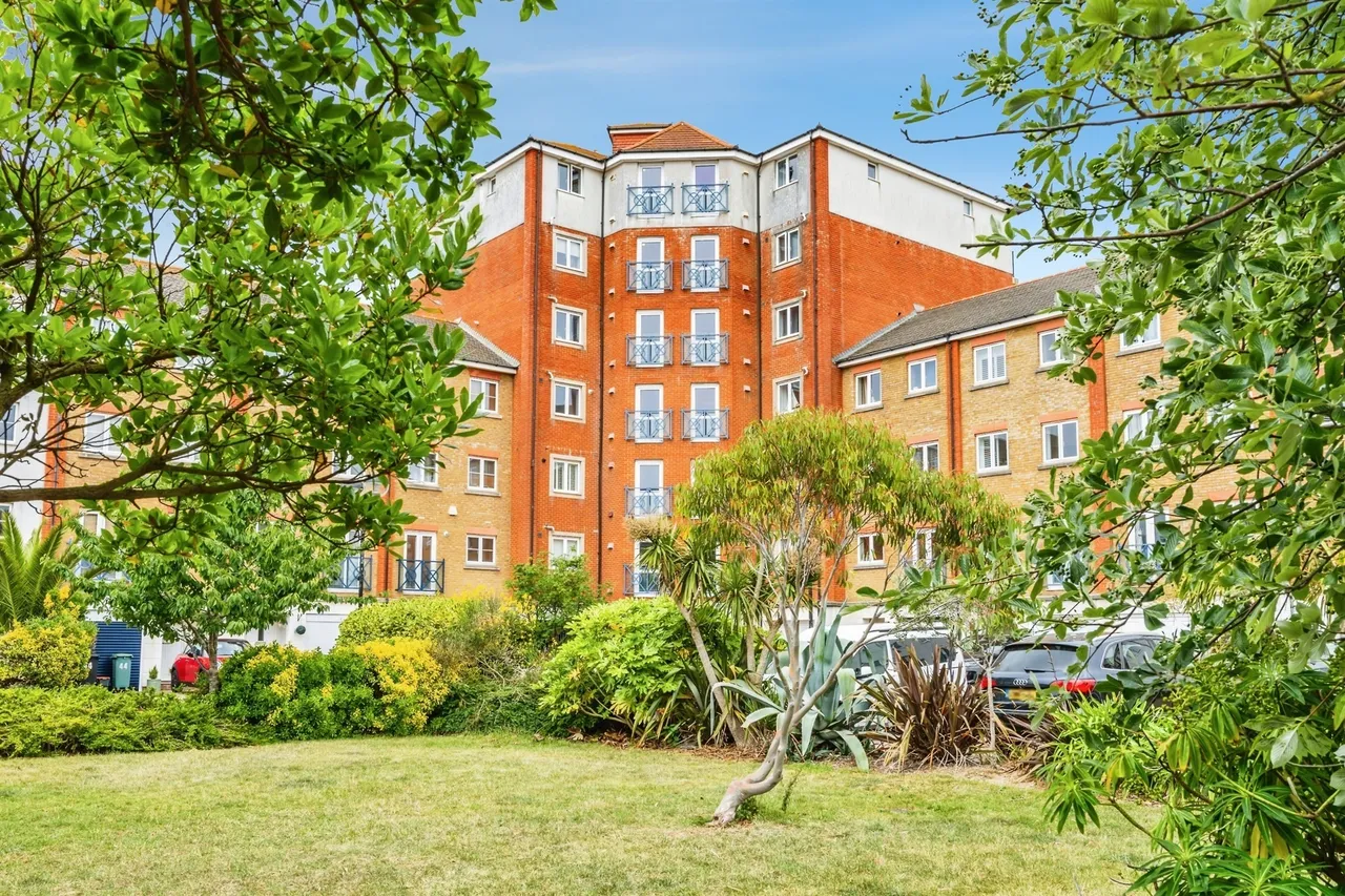 3 bed flat for sale — Dominica Court, Eastbourne