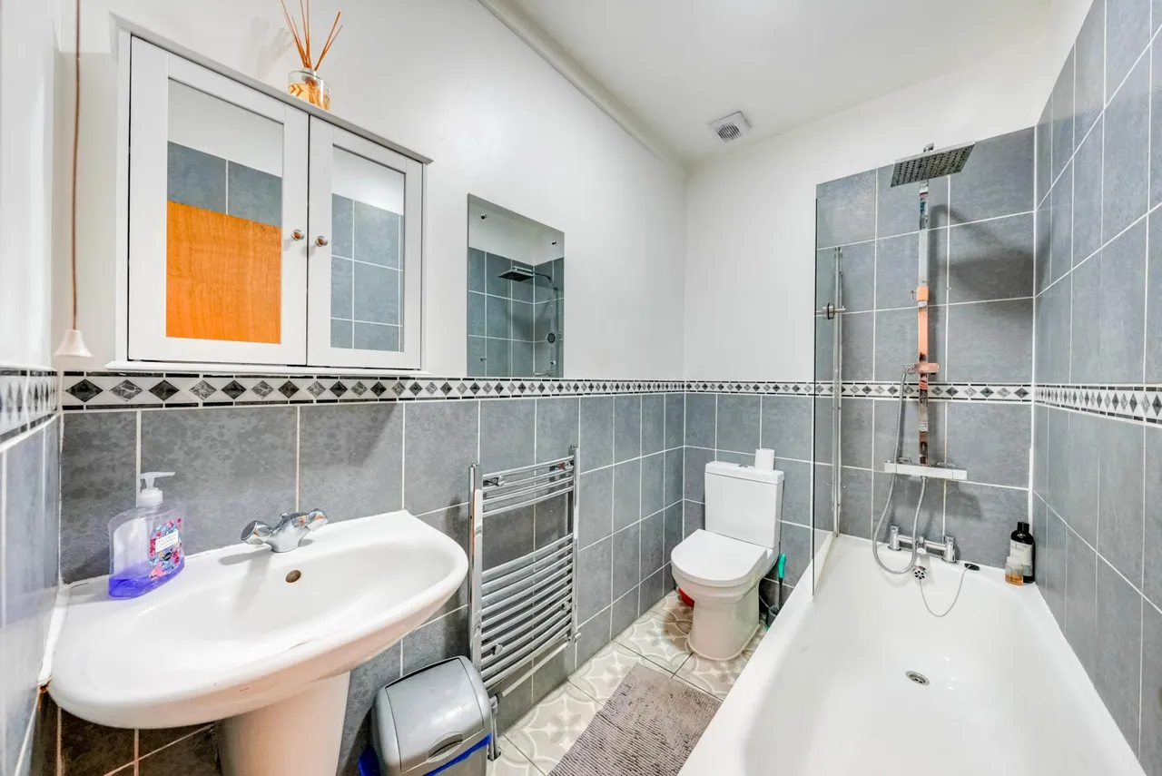 Lincoln Road, London, E7, photo 11
