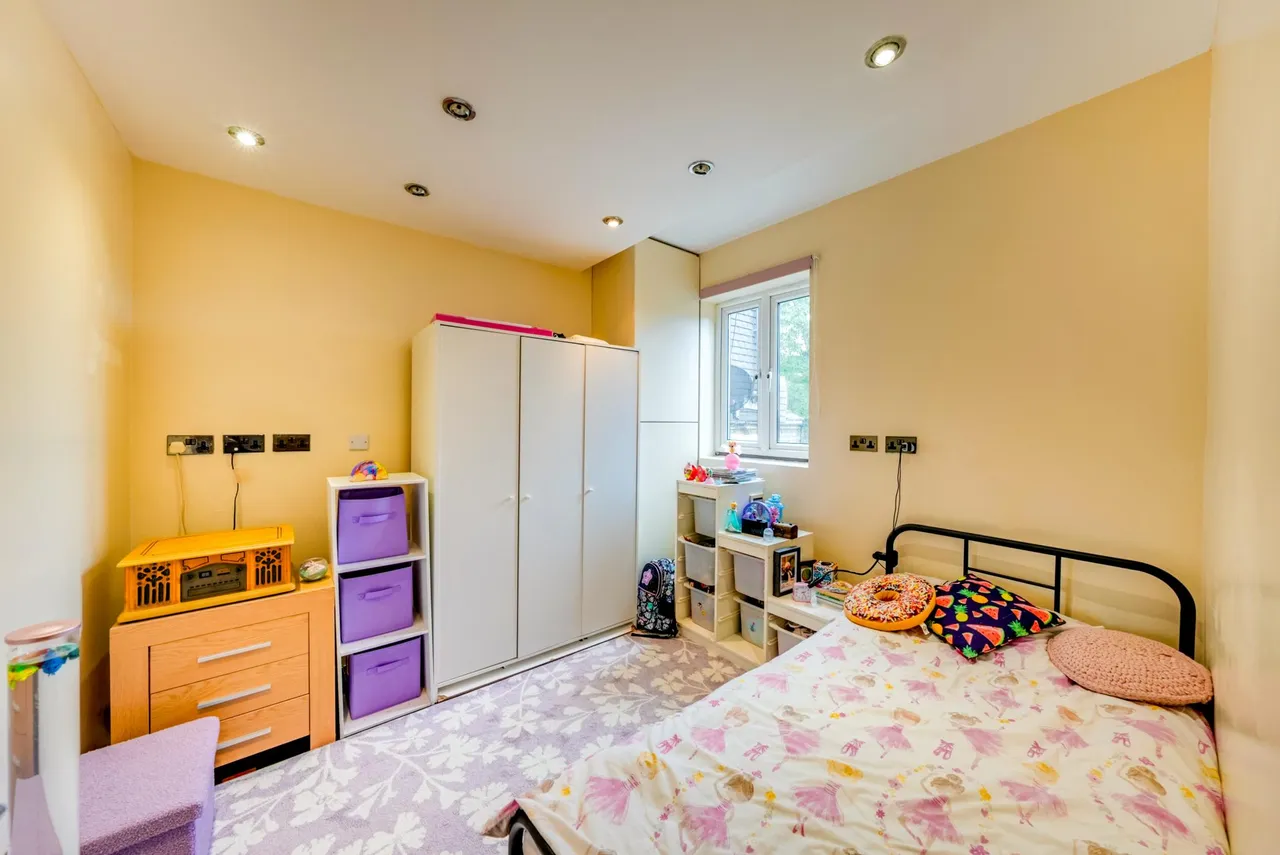 Lincoln Road, London, E7, photo 15
