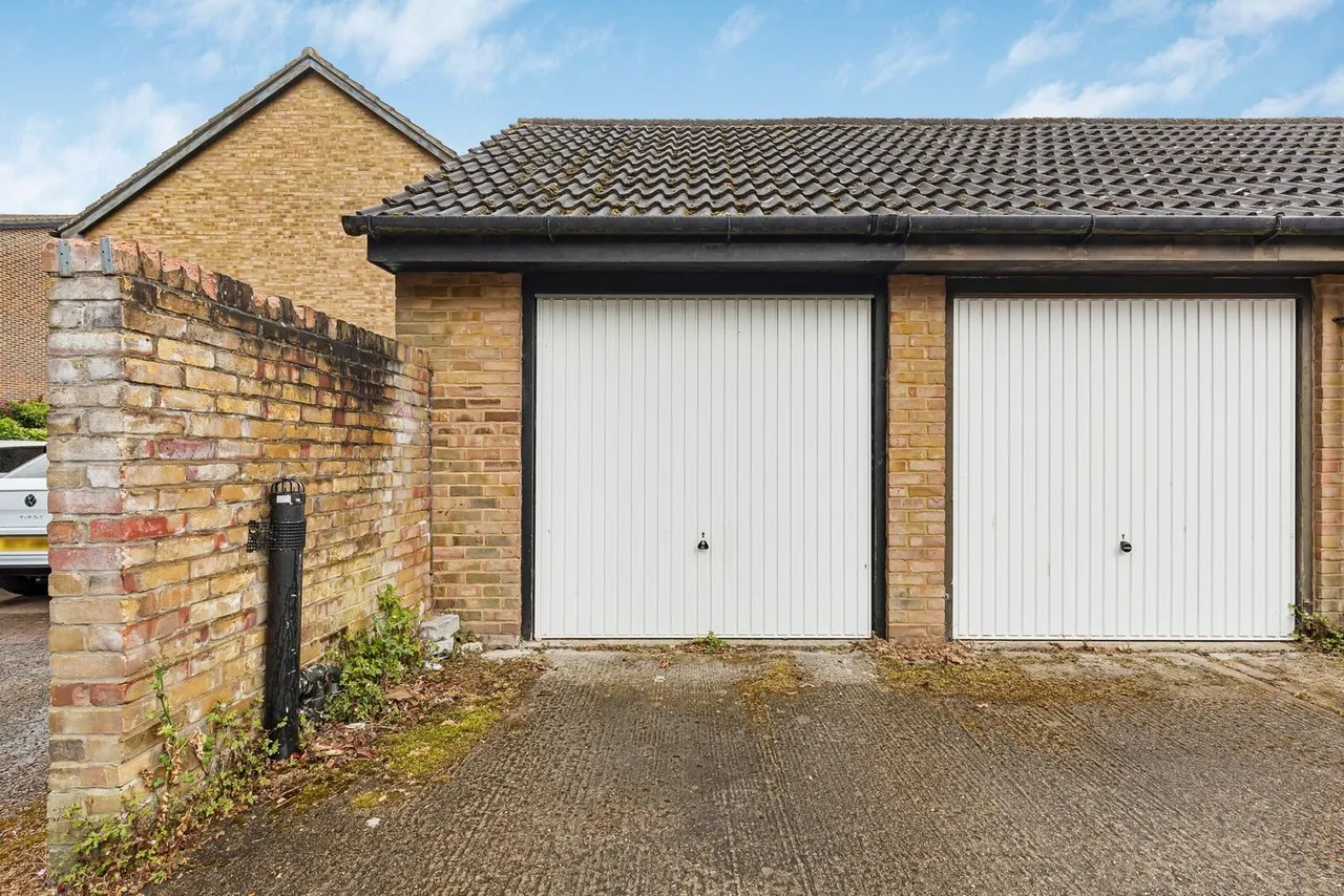 Huntsmans Close, Brookside, photo 15
