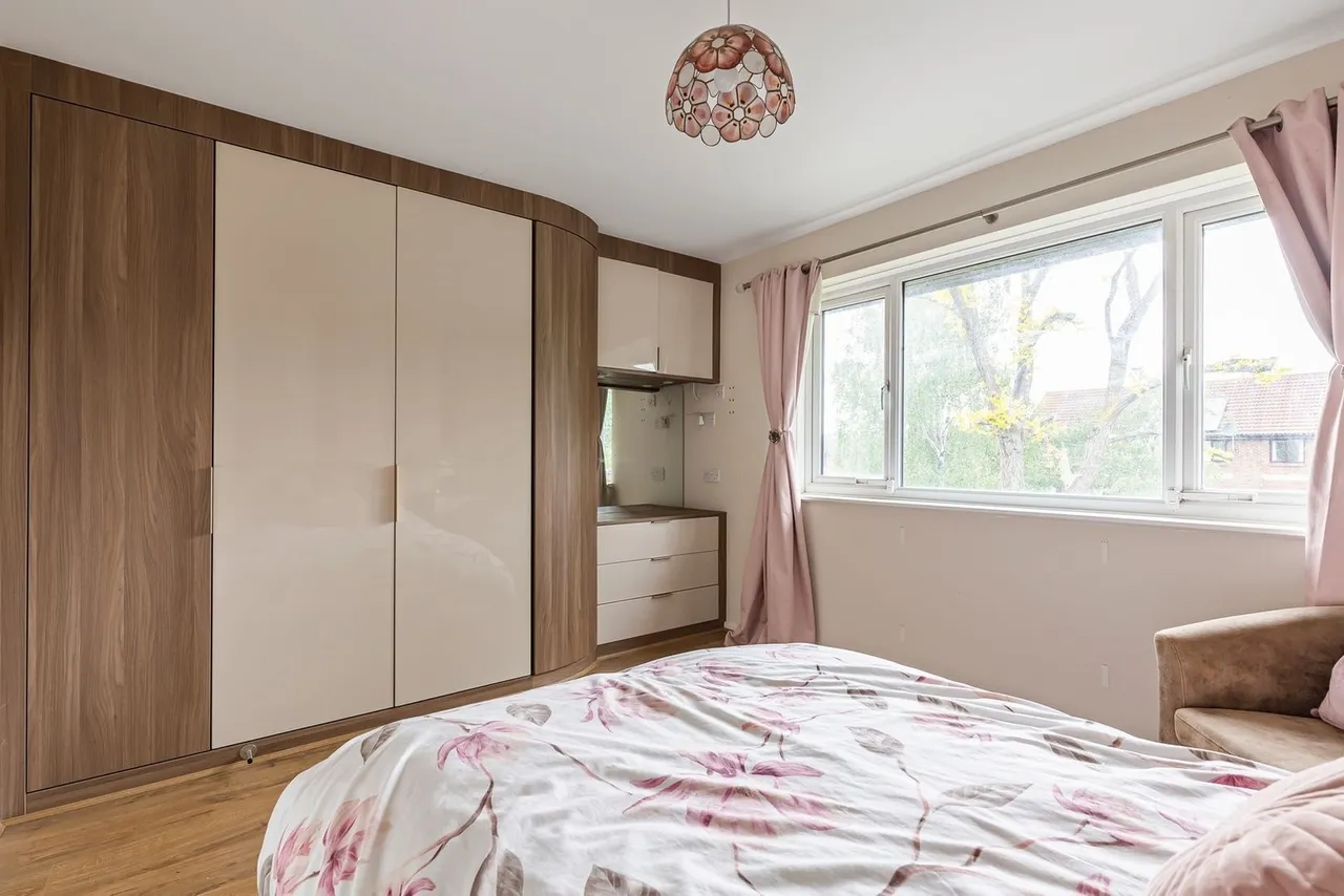 Huntsmans Close, Brookside, photo 7