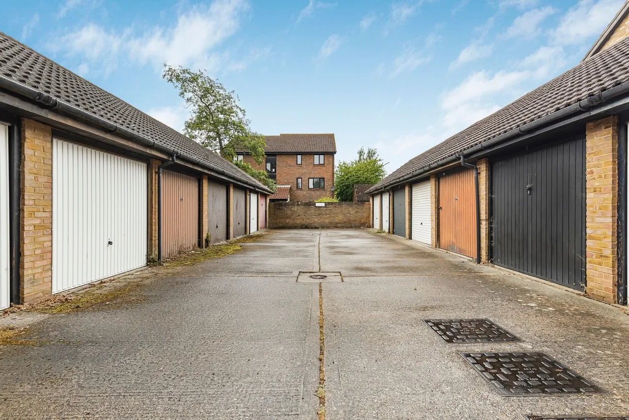 Huntsmans Close, Brookside, photo 14