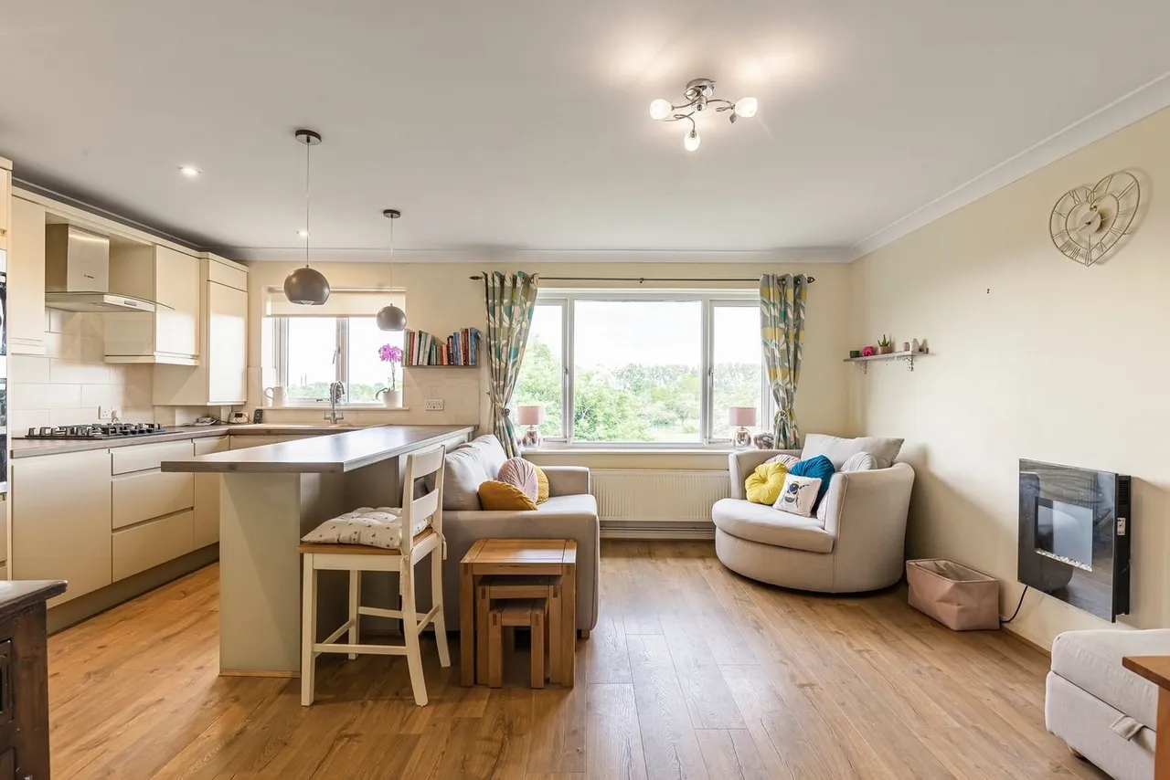 Huntsmans Close, Brookside, photo 4