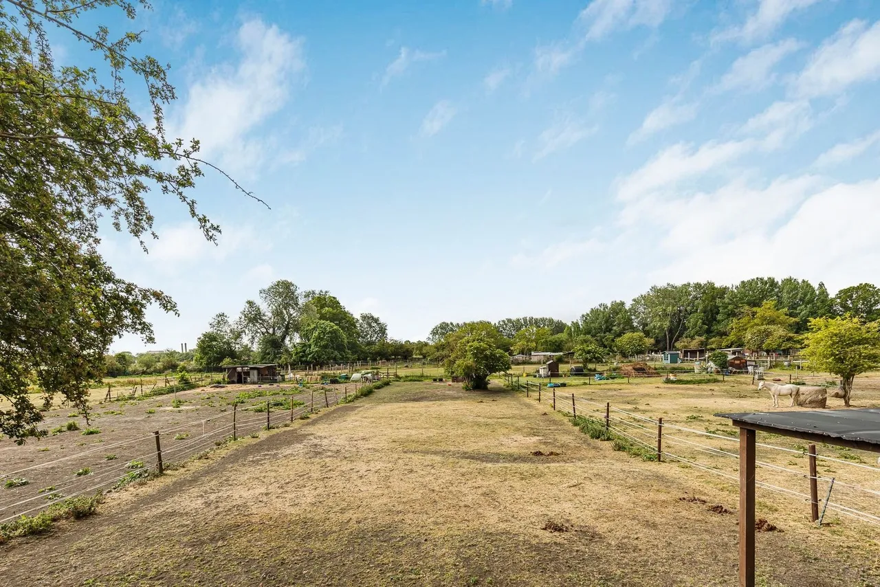 Huntsmans Close, Brookside, photo 12
