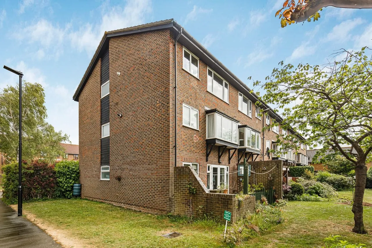 Huntsmans Close, Brookside, photo 13