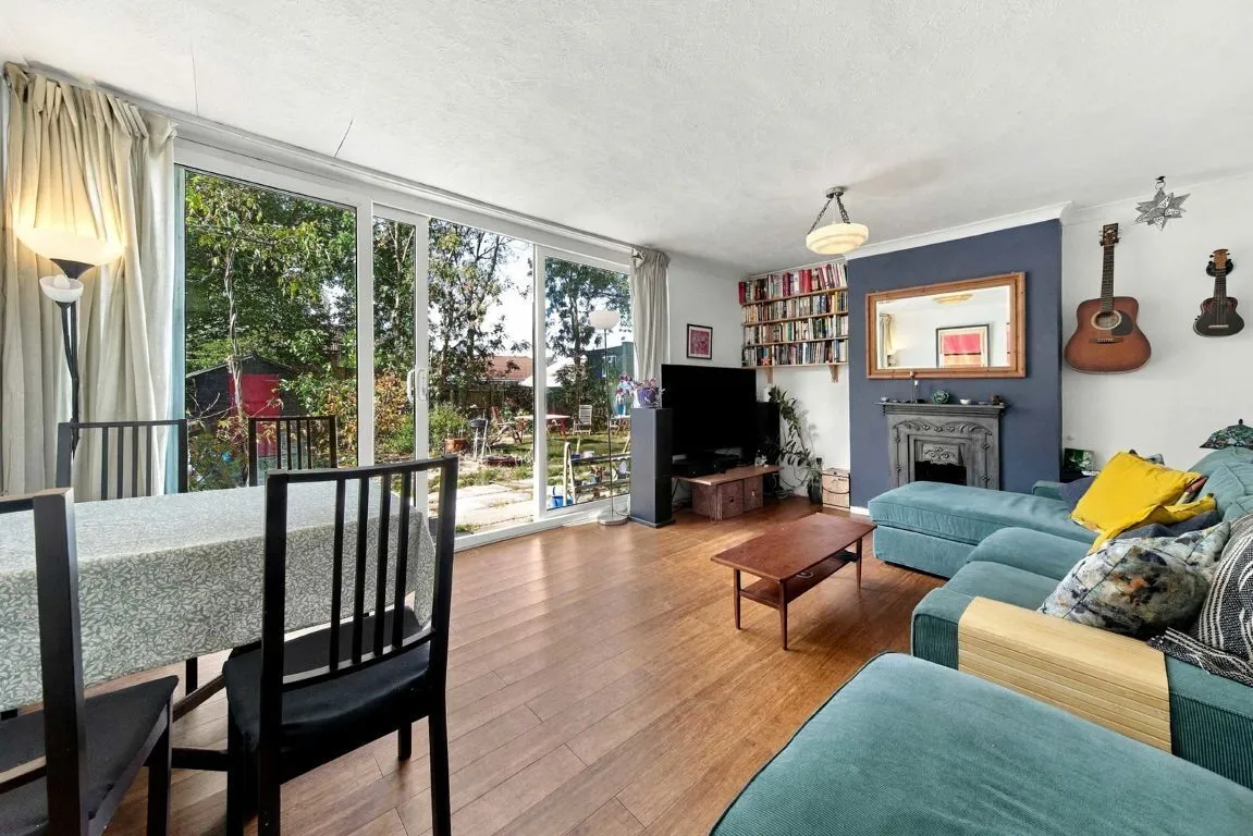 3 bed flat for sale, Ewen Crescent, SW2