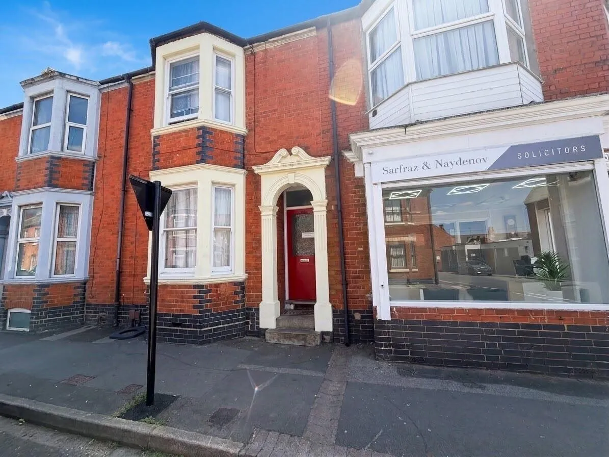 2 bed flat to rent, Church Street, Wolverton, MK12