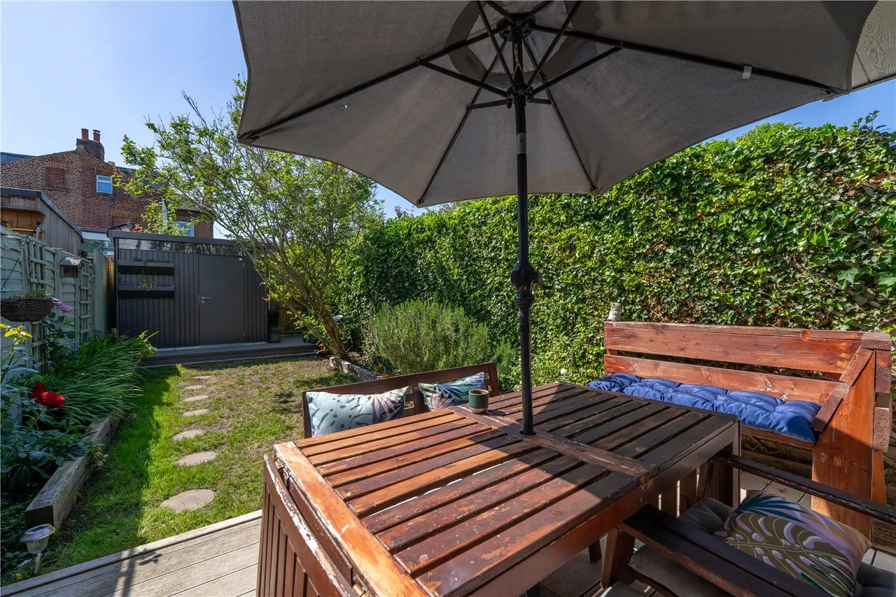 Avenue Road, Hampton, TW12 2BE, photo 2