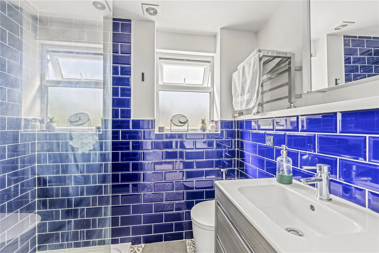 Avenue Road, Hampton, TW12 2BE, photo 13
