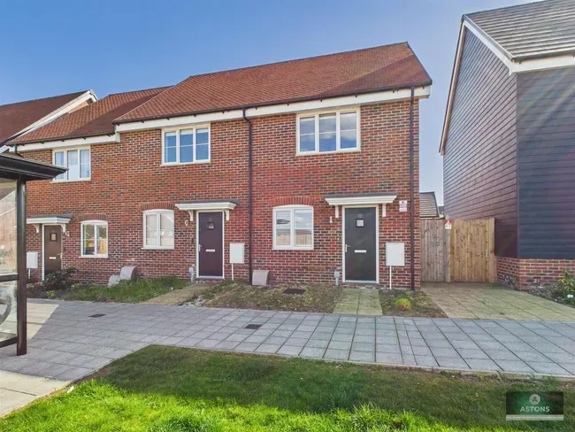 2 bed house for sale — Somerset Road, Kilnwood Vale, Faygate