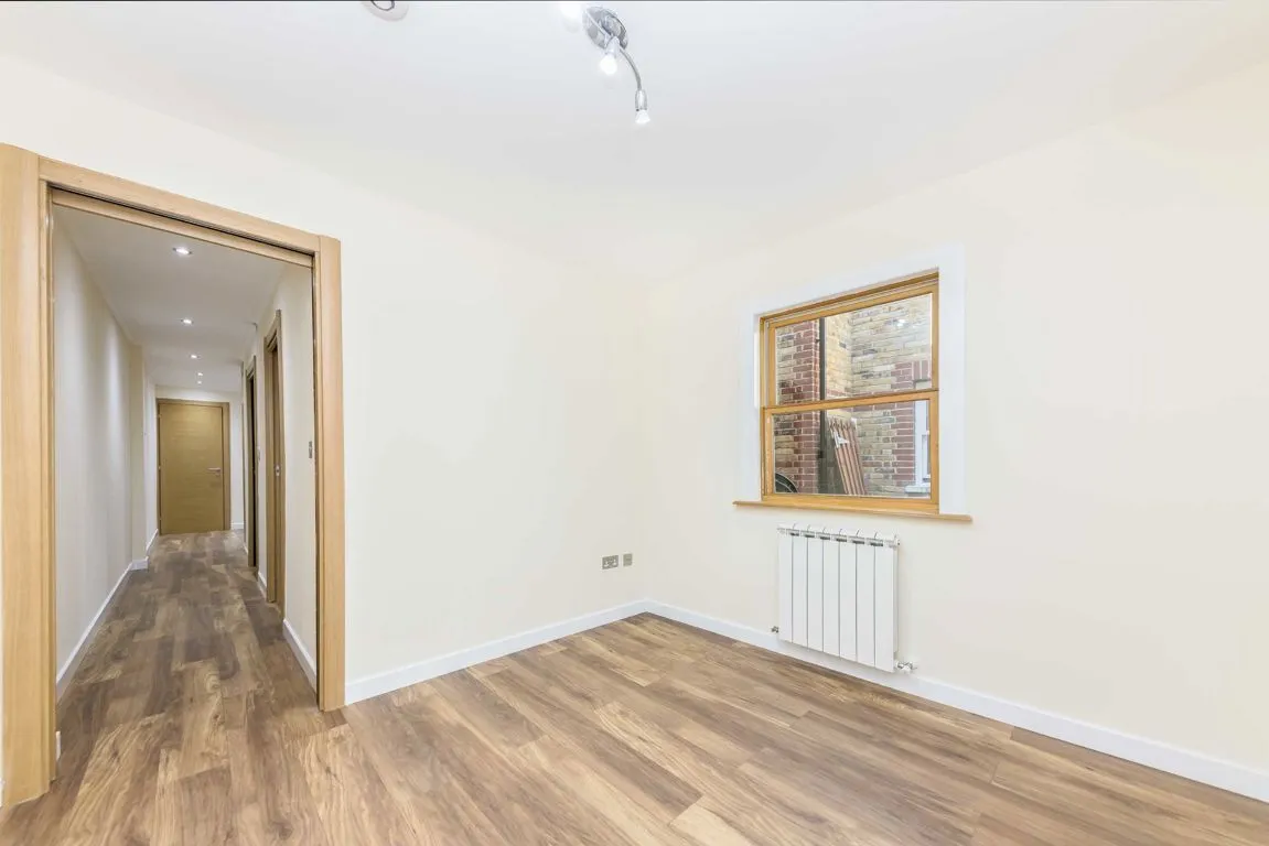 Plough Lane, Teddington, TW11, photo 4