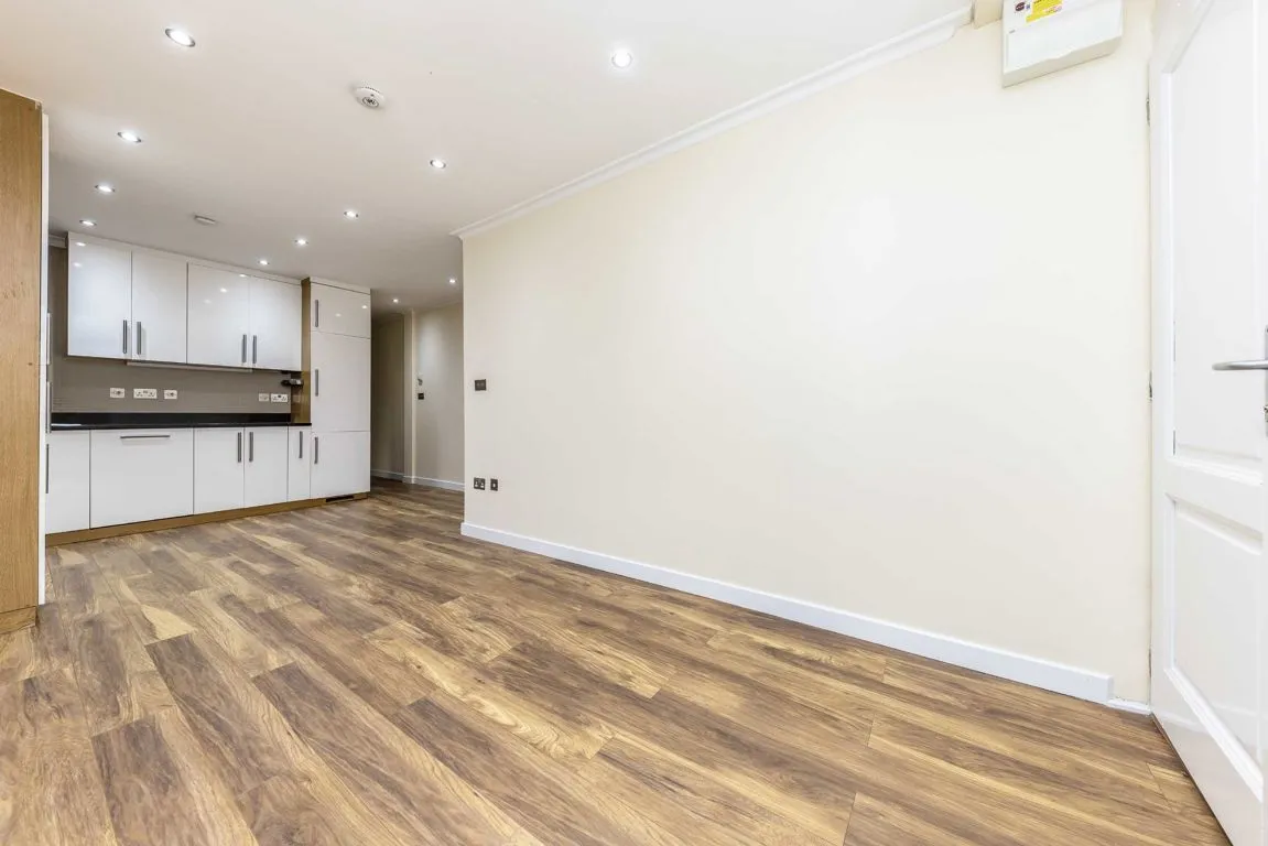 Plough Lane, Teddington, TW11, photo 3