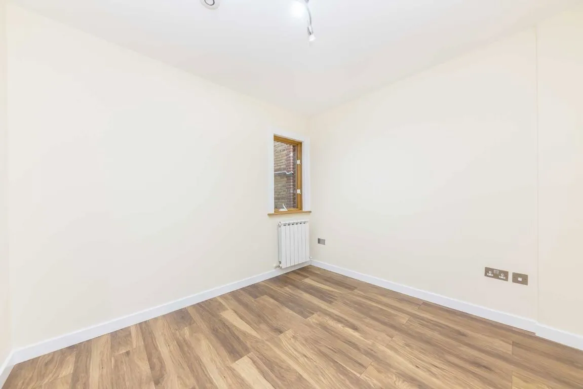 Plough Lane, Teddington, TW11, photo 5