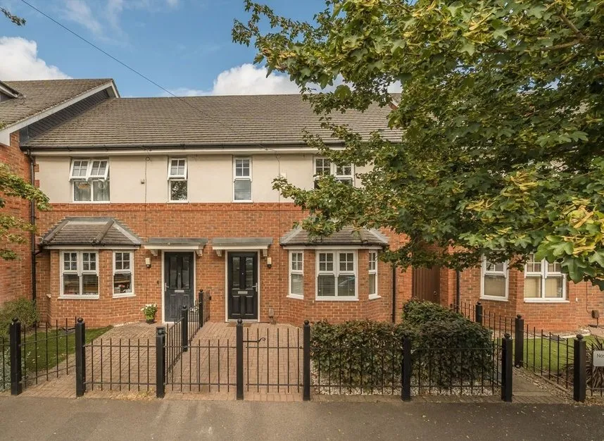 3 bed house to rent — Plough Road, Epsom, KT19