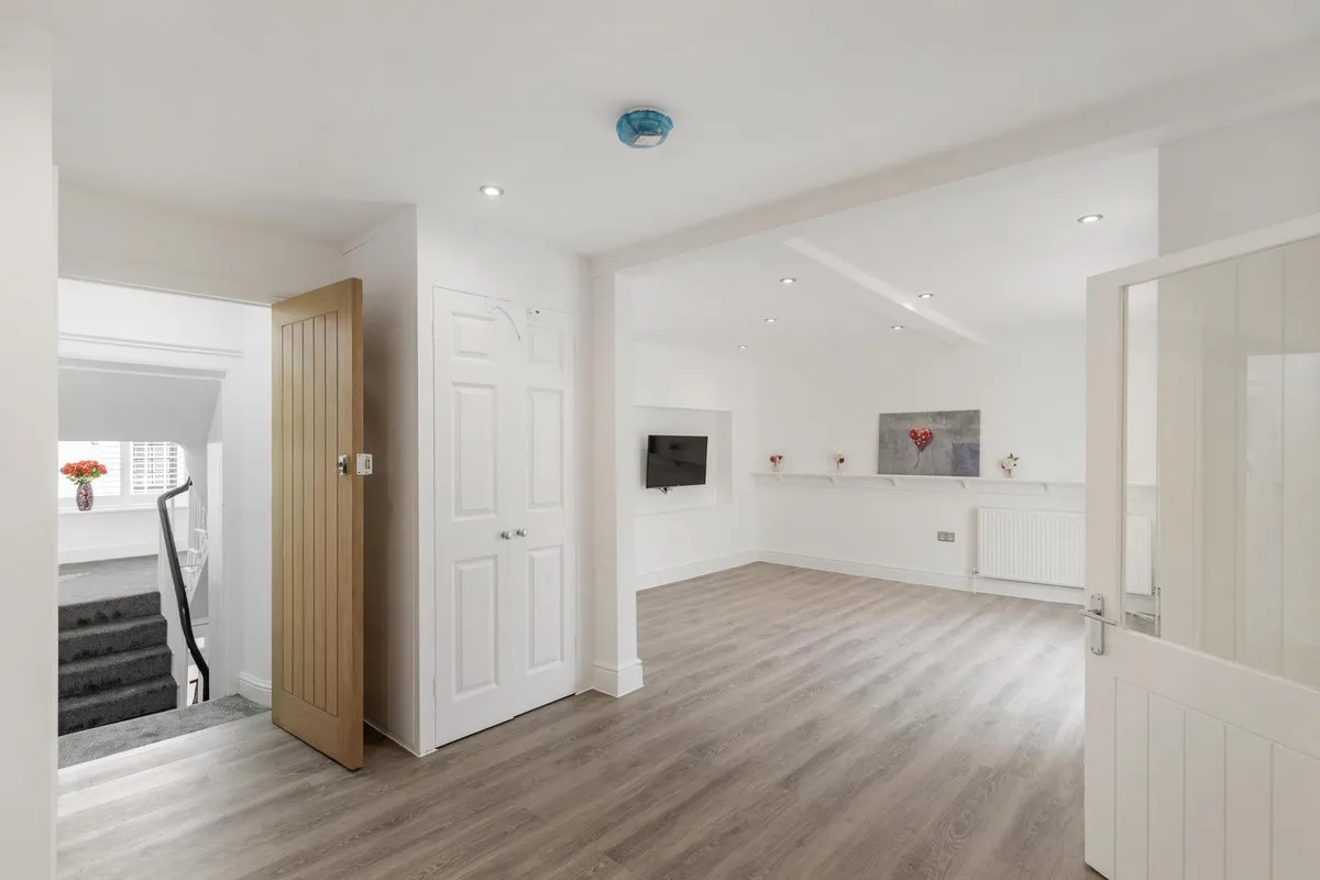 Thames Street, Sunbury-on-thames, TW16, photo 2