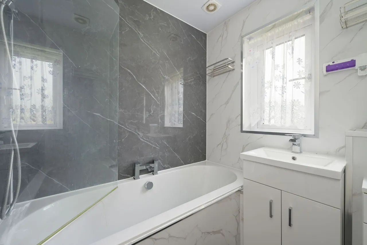 Bridgend Place, Whitburn, photo 12