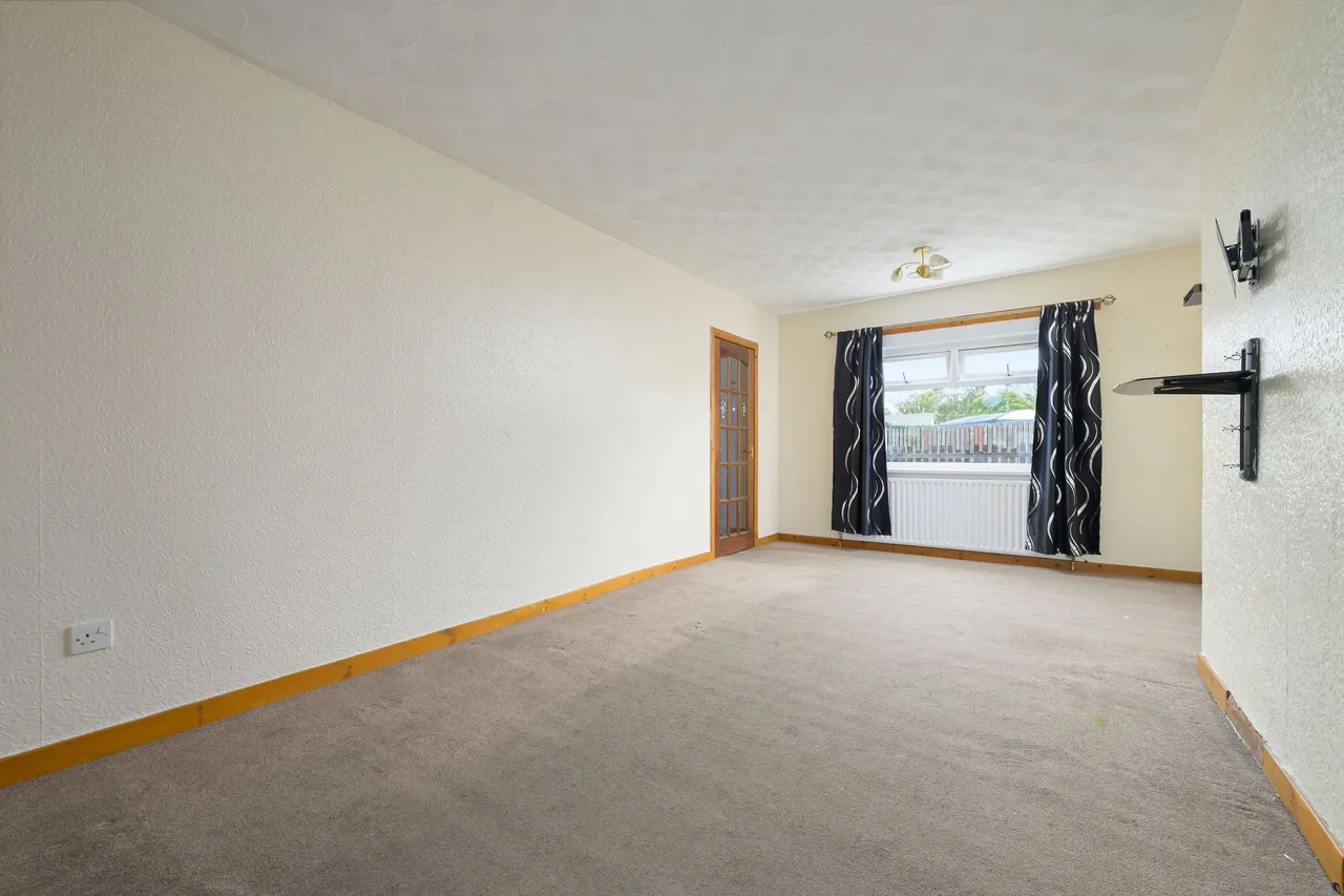 Bridgend Place, Whitburn, photo 3