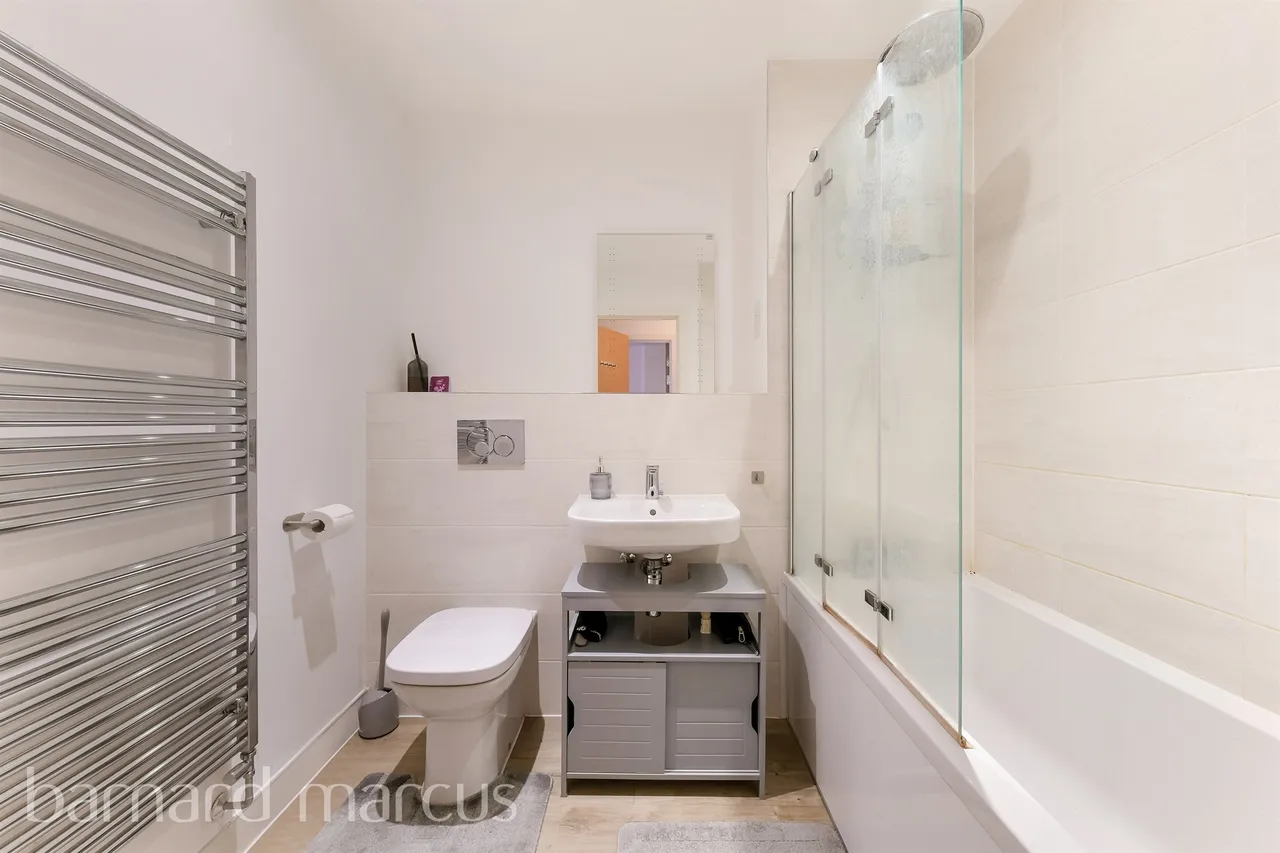 Marketfield Way, Redhill, RH1, photo 2