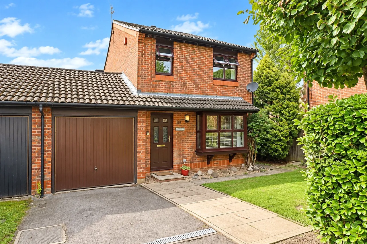 4 bed house for sale, Upton, Woking, GU21