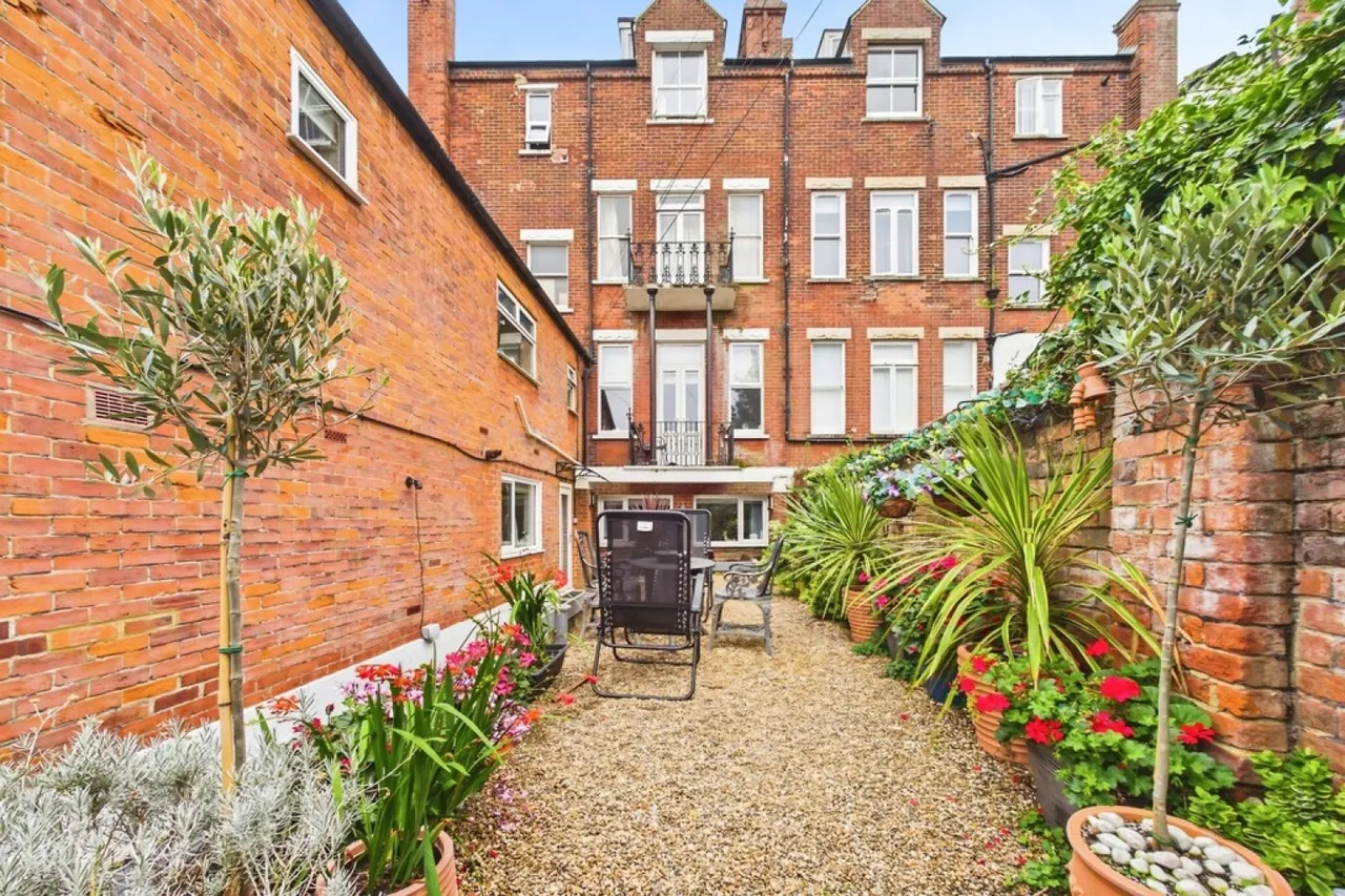 1 bed flat for sale — Shorncliffe Road, Folkestone