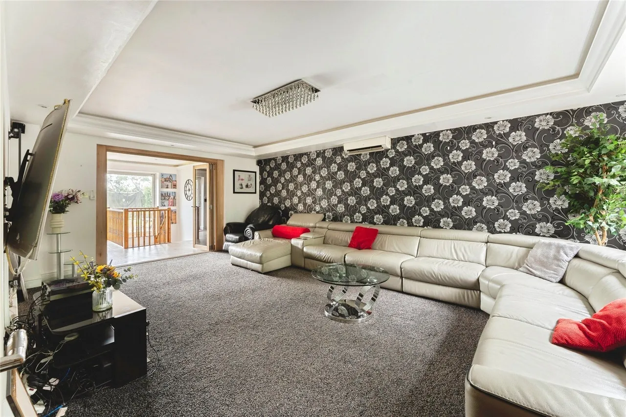 Broxhill Road, Havering-Atte-Bower, Romford, RM4, photo 4