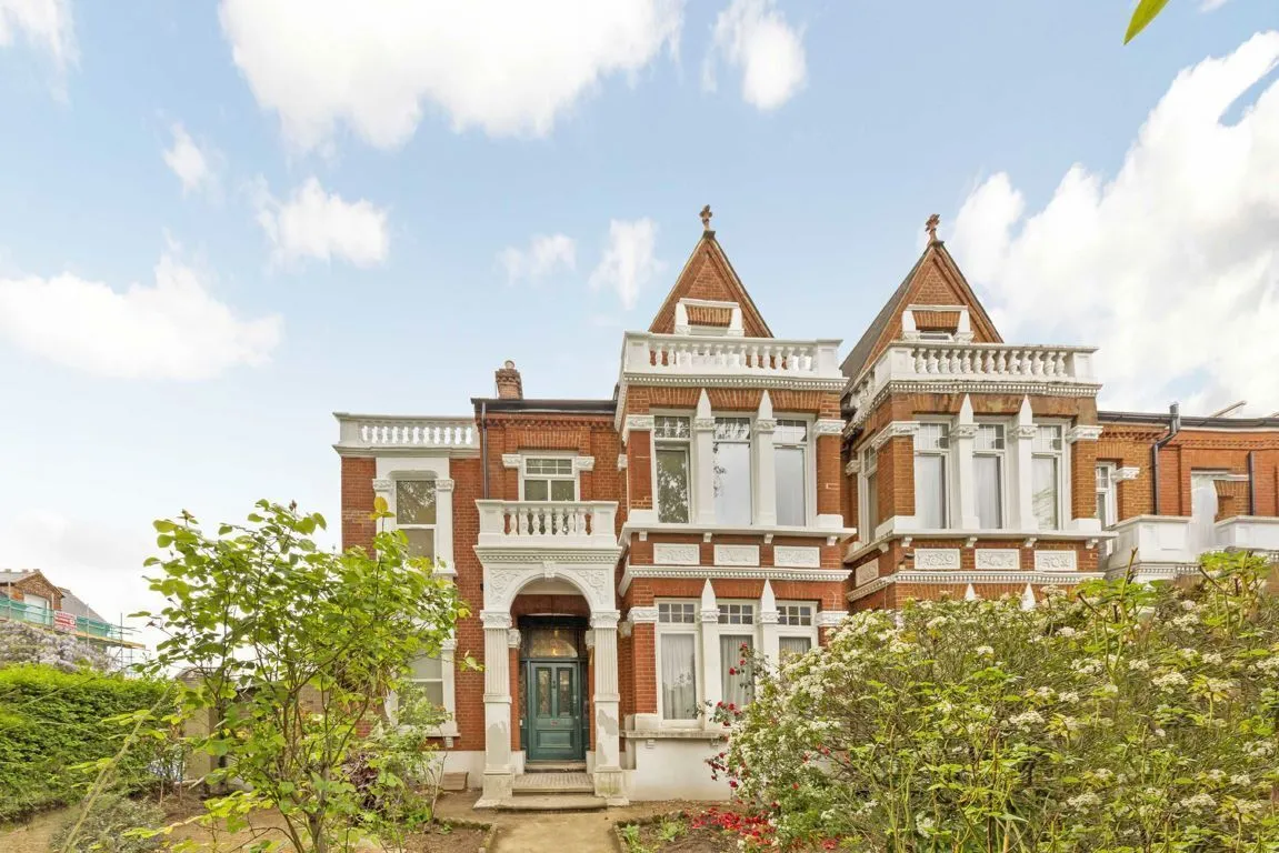 2 bed property to rent, Chiswick High Road, W4