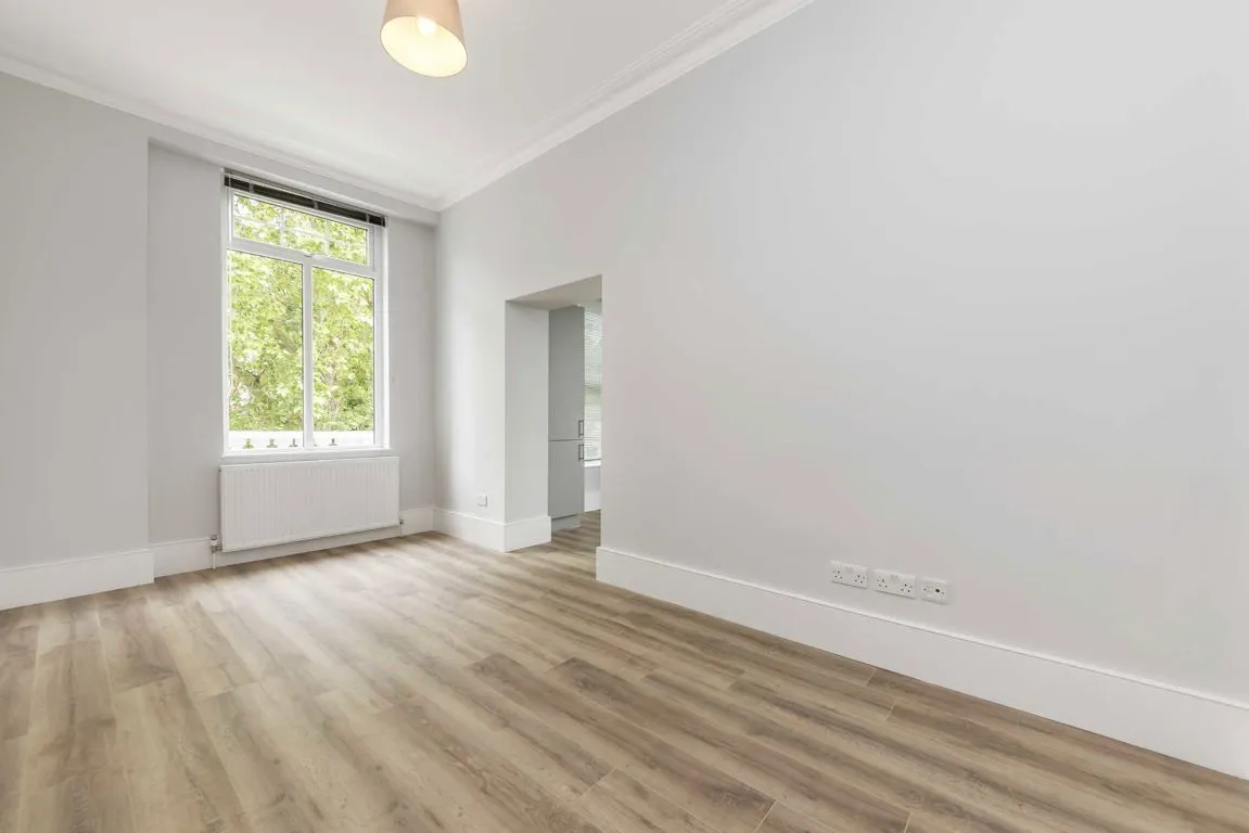 Chiswick High Road, W4, photo 3