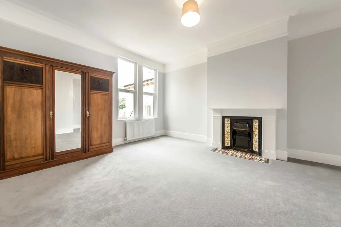 Chiswick High Road, W4, photo 5